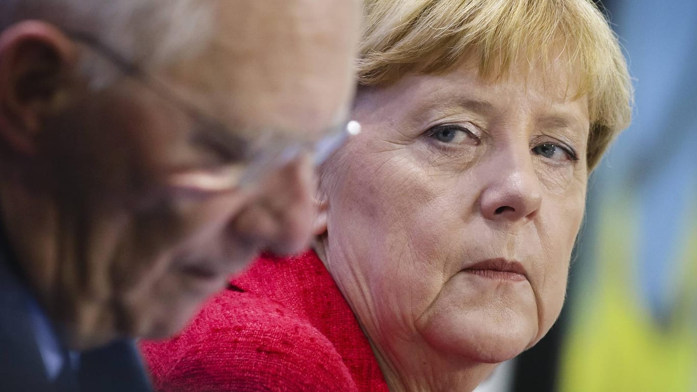 Wolfgang Schäuble und Angela Merkel: Der Bundestagspräsident sieht die Kanzlerin in geschwächter Position.