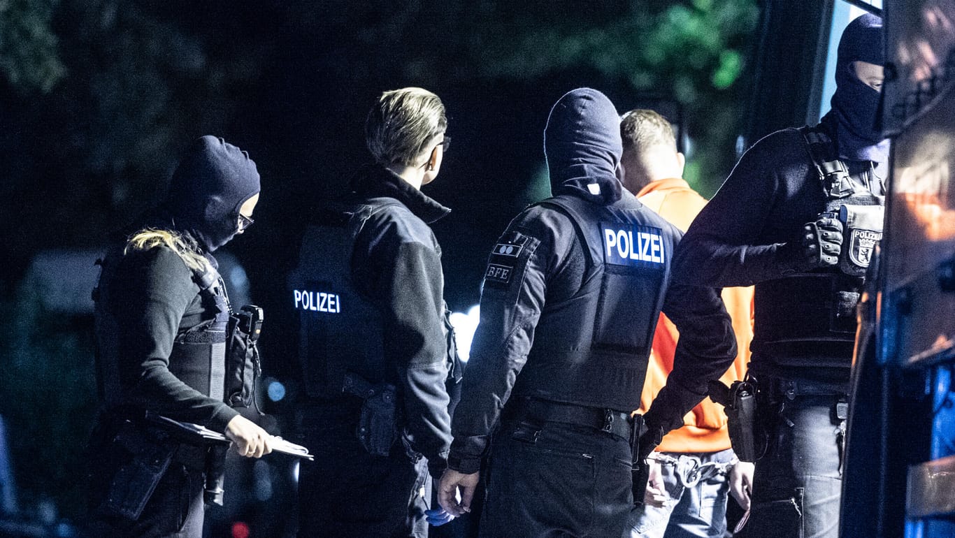 Durchsuchungen in Berlin-Reinickendorf: Die Beamten verhafteten drei verdächtige Männer.