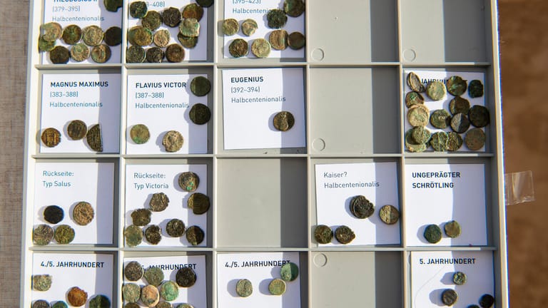 Die sortierten Münzen: Der Fund stammt offenbar aus dem 4. oder 5. Jahrhundert.