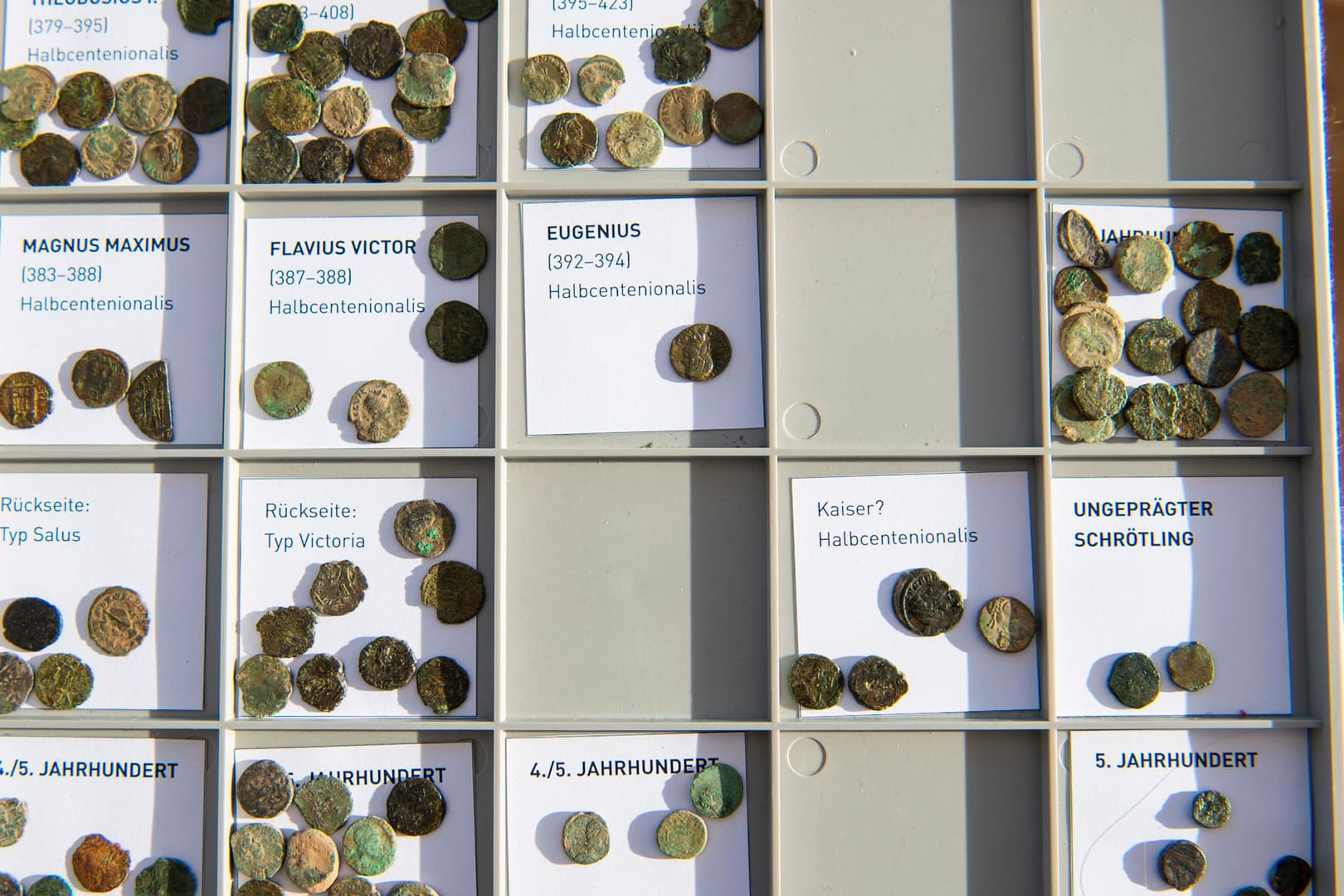 Die sortierten Münzen: Der Fund stammt offenbar aus dem 4. oder 5. Jahrhundert.