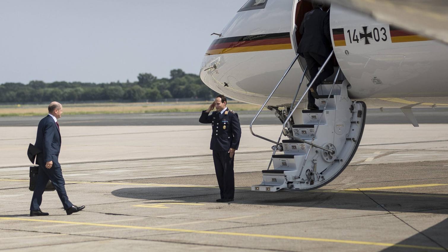 Olaf Scholz (SPD) betritt den Regierungsflieger: Der Bundesfinanzminister musste seine Heimreise von Bali umplanen. (Archivbild)