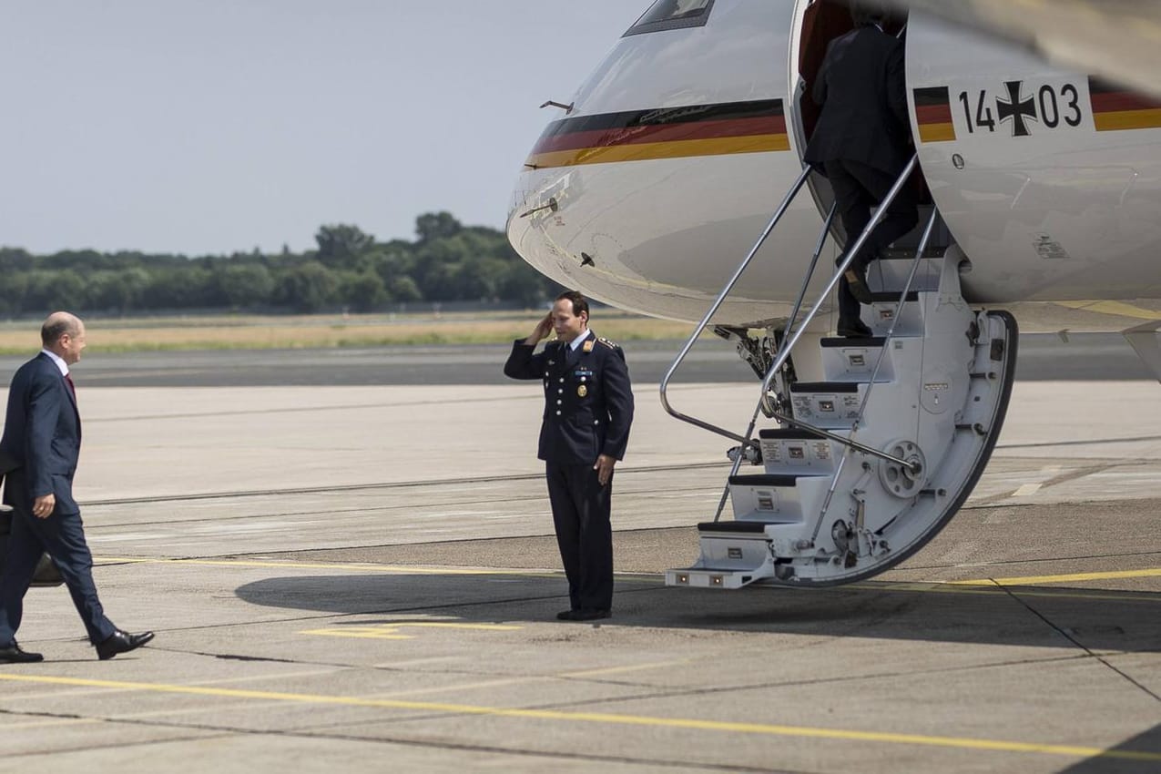 Olaf Scholz (SPD) betritt den Regierungsflieger: Der Bundesfinanzminister musste seine Heimreise von Bali umplanen. (Archivbild)