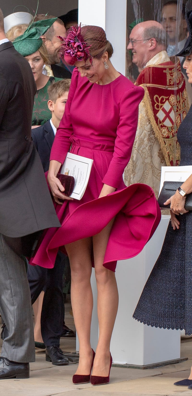 Herzogin Kate greift schnell ein: Der Wind wirbelt ihr Kleid in die Höhe.