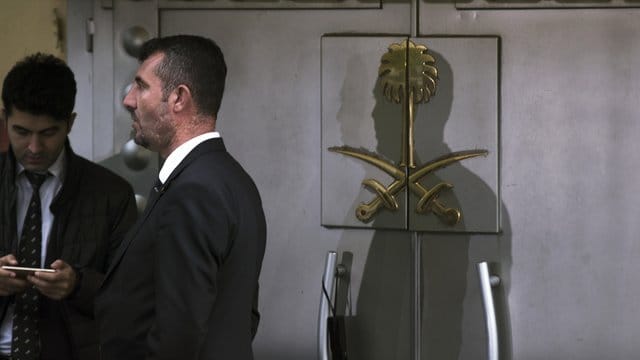 Sicherheitsmitarbeiter stehen vor dem Eingang des saudi-arabischen Konsulats in Istanbul. Sicherheitsmitarbeiter stehen vor dem Eingang des saudi-arabischen Konsulats in Istanbul.