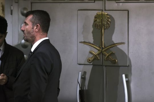Sicherheitsmitarbeiter stehen vor dem Eingang des saudi-arabischen Konsulats in Istanbul.