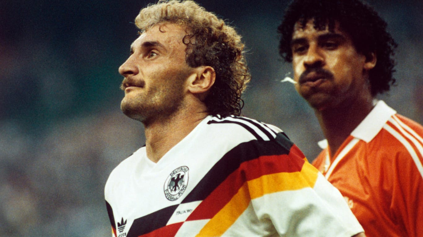 Frank Rijkaard (r.) spuckt Rudi Völler im WM-Achtelfinale 1990 an den Hinterkopf.