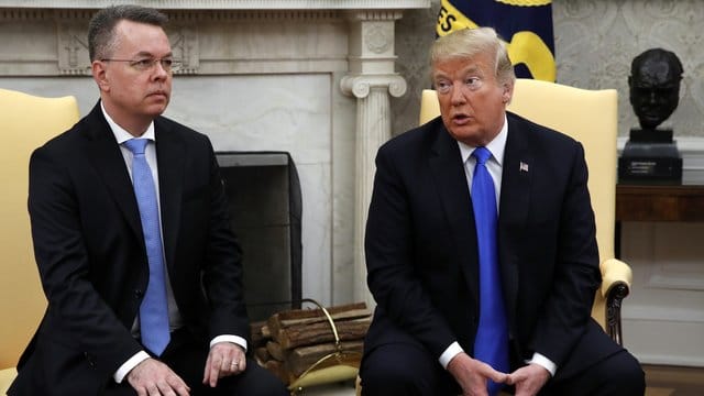 Trump (r) hat sich lange für die Freilassung des amerikanischen Pastors Andrew Brunson eingesetzt.