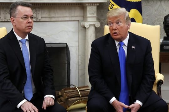 Trump (r) hat sich lange für die Freilassung des amerikanischen Pastors Andrew Brunson eingesetzt.
