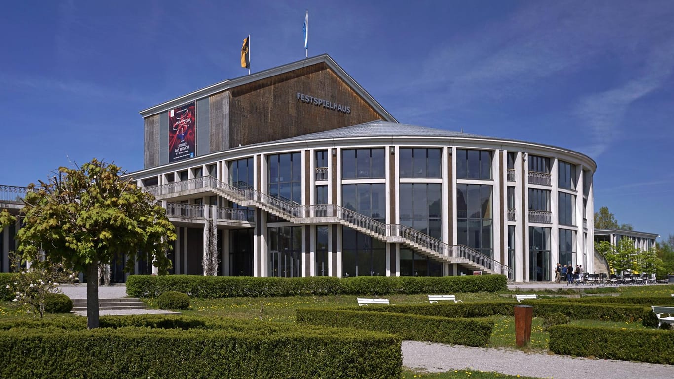 Das Ludwigs Festspielhaus in Füssen: 500 Menschen mussten eine Musical-Vorstellung verlassen. (Archivbild)