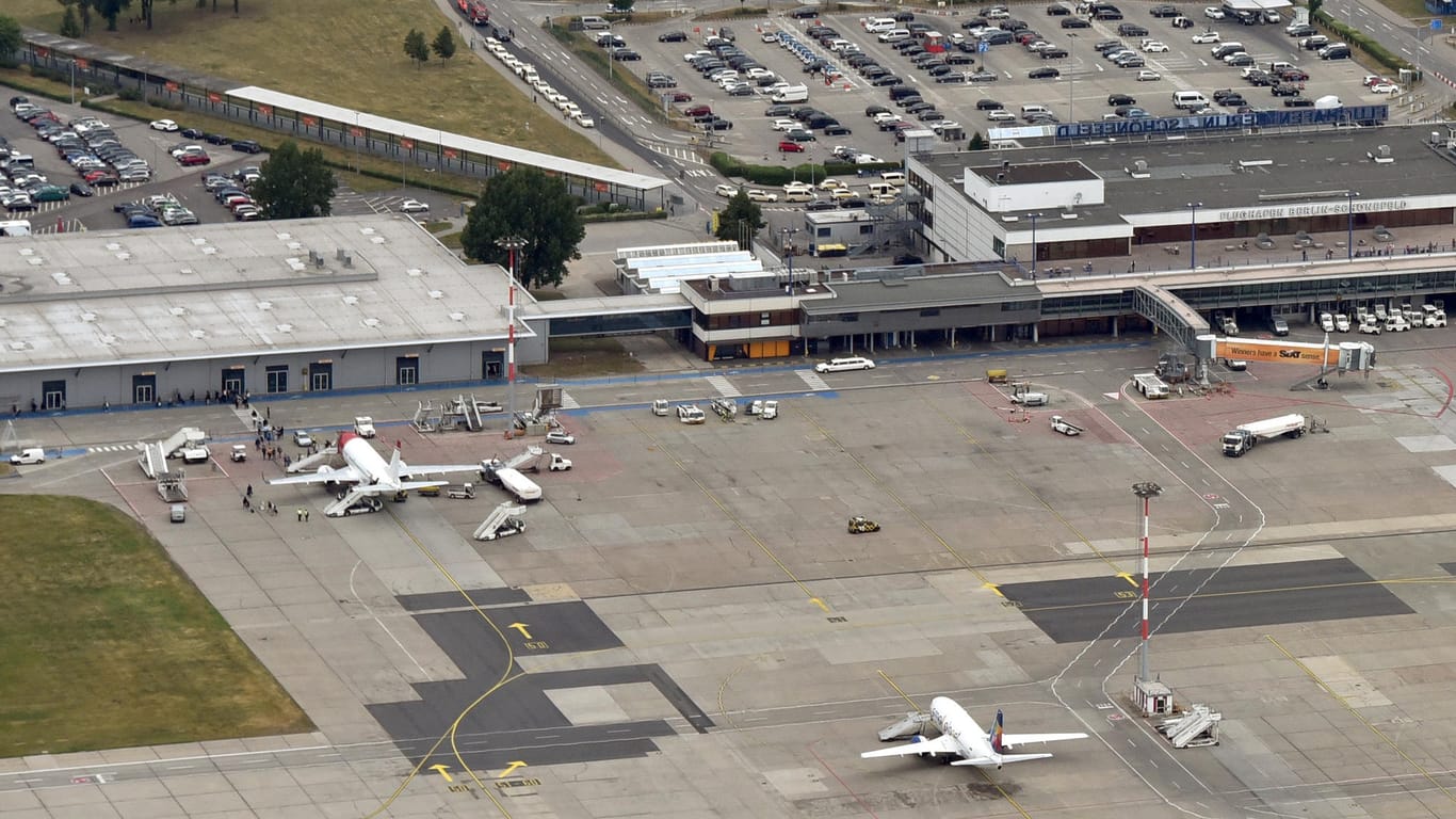 Blick auf die Terminals am Flughafen in Schönefeld: Der Airport soll 2020 fertiggestellt werden.