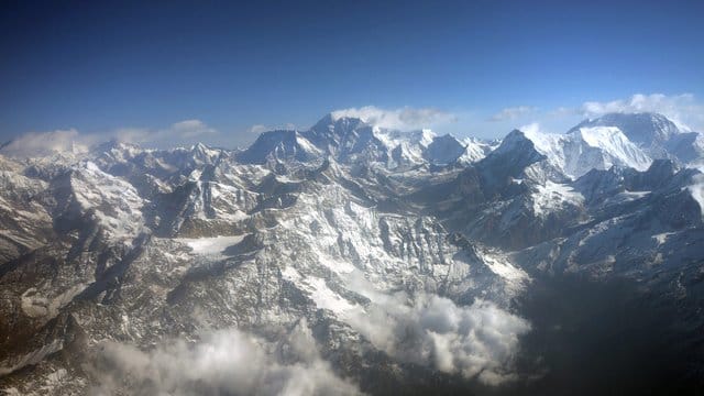 Bergpanorama des Himalaya: Nach einem schweren Schneesturm sind vermutlich acht Bergsteiger ums Leben gekommen. Bergpanorama des Himalaya: Nach einem schweren Schneesturm sind vermutlich acht Bergsteiger ums Leben gekommen.