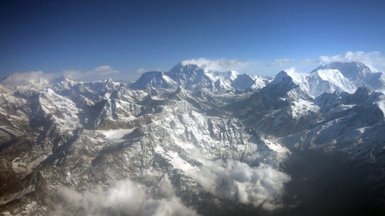 Bergpanorama des Himalaya: Nach einem schweren Schneesturm sind vermutlich acht Bergsteiger ums Leben gekommen.