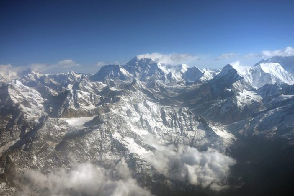 Bergpanorama des Himalaya: Nach einem schweren Schneesturm sind vermutlich acht Bergsteiger ums Leben gekommen.