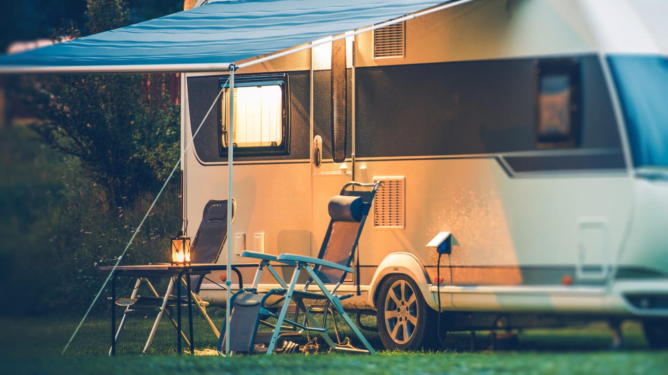 Caravan auf Campingplatz: Ein halbes Jahr in der Natur und den Rest in der städtischen Wohnung – ein Traum, den sich viele Dauercamper erfüllen.