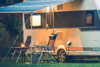 Caravan auf Campingplatz: Ein halbes Jahr in der Natur und den Rest in der städtischen Wohnung – ein Traum, den sich viele Dauercamper erfüllen.