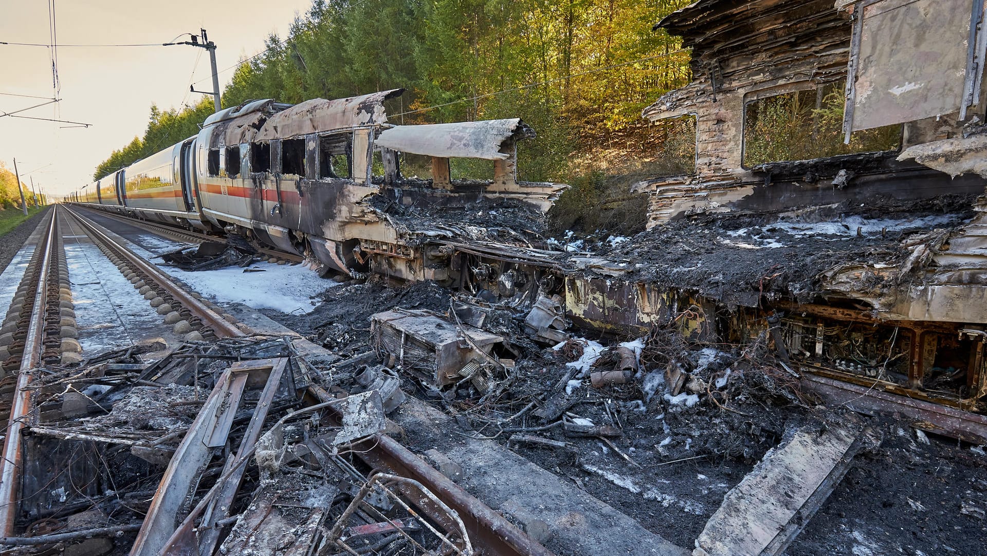 Der ausgebrannte ICE: 500 Fahrgäste mussten bei dem Feuer evakuiert werden.