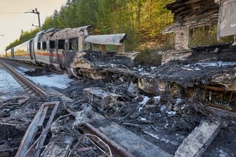 Der ausgebrannte ICE: 500 Fahrgäste mussten bei dem Feuer evakuiert werden.