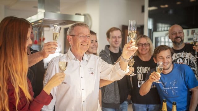 Der unabhängige Kandidat Ladislav Faktor (M) feiert den Sieg in der zweiten Runde der Senatswahlen im Wahlkreis 14 in Budweis. Der unabhängige Kandidat Ladislav Faktor (M) feiert den Sieg in der zweiten Runde der Senatswahlen im Wahlkreis 14 in Budweis.