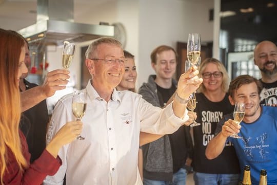 Der unabhängige Kandidat Ladislav Faktor (M) feiert den Sieg in der zweiten Runde der Senatswahlen im Wahlkreis 14 in Budweis.