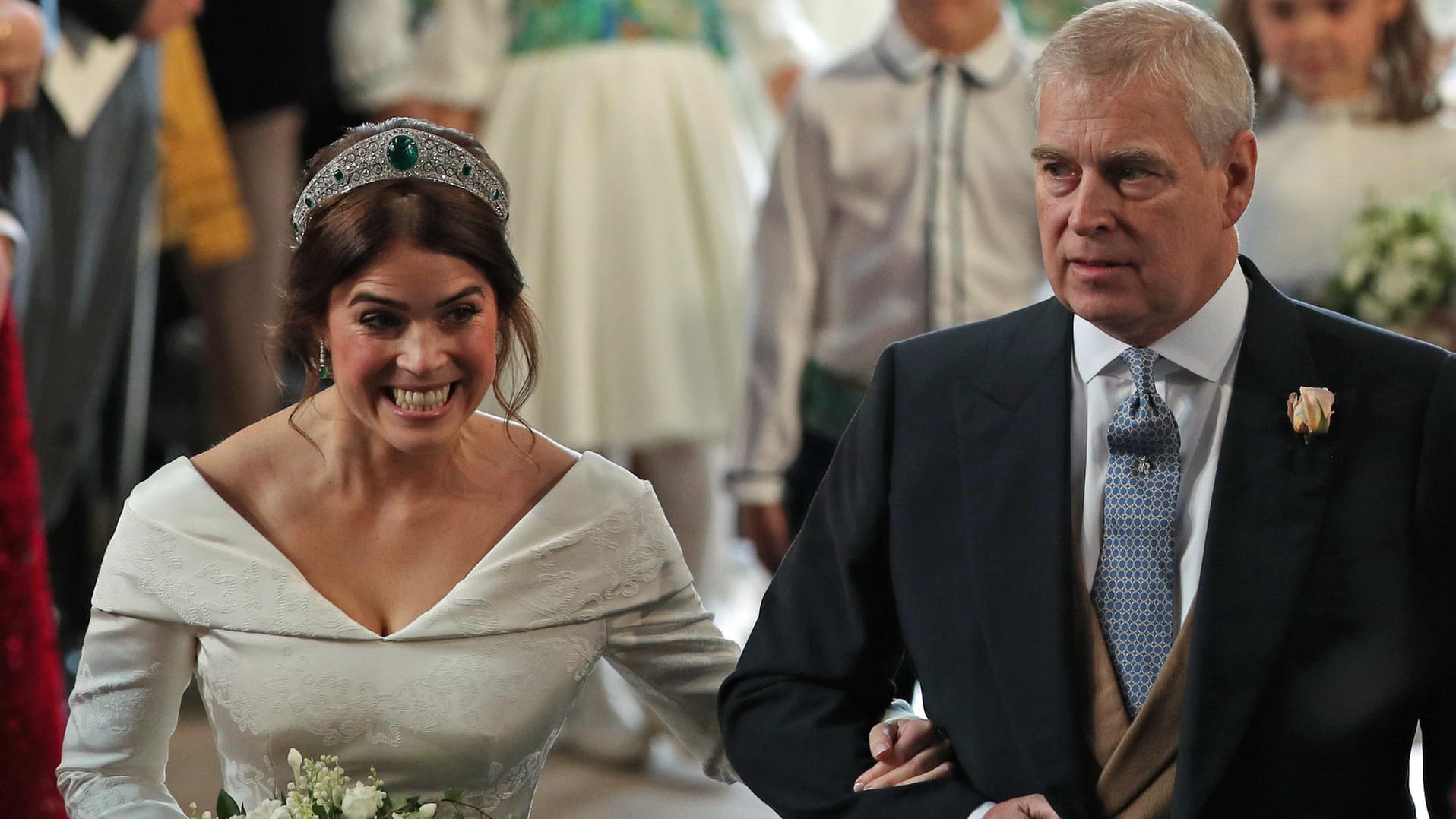 Stolzer Vater: Prinzessin Eugenie schritt am Arm von Prinz Andrew zum Altar.