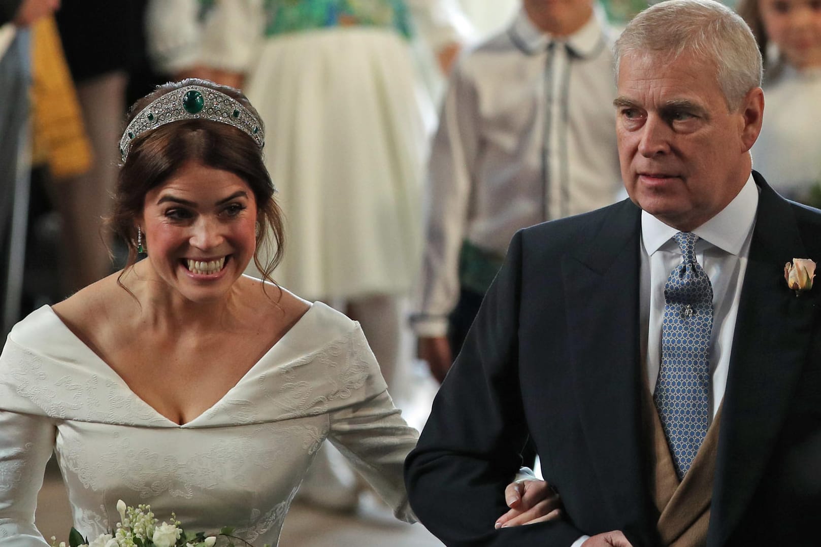 Stolzer Vater: Prinzessin Eugenie schritt am Arm von Prinz Andrew zum Altar.