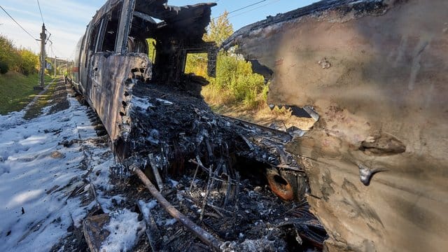 Ein technischer Defekt hat den Brand in einem ICE auf der Schnellstrecke Frankfurt-Köln ausgelöst.