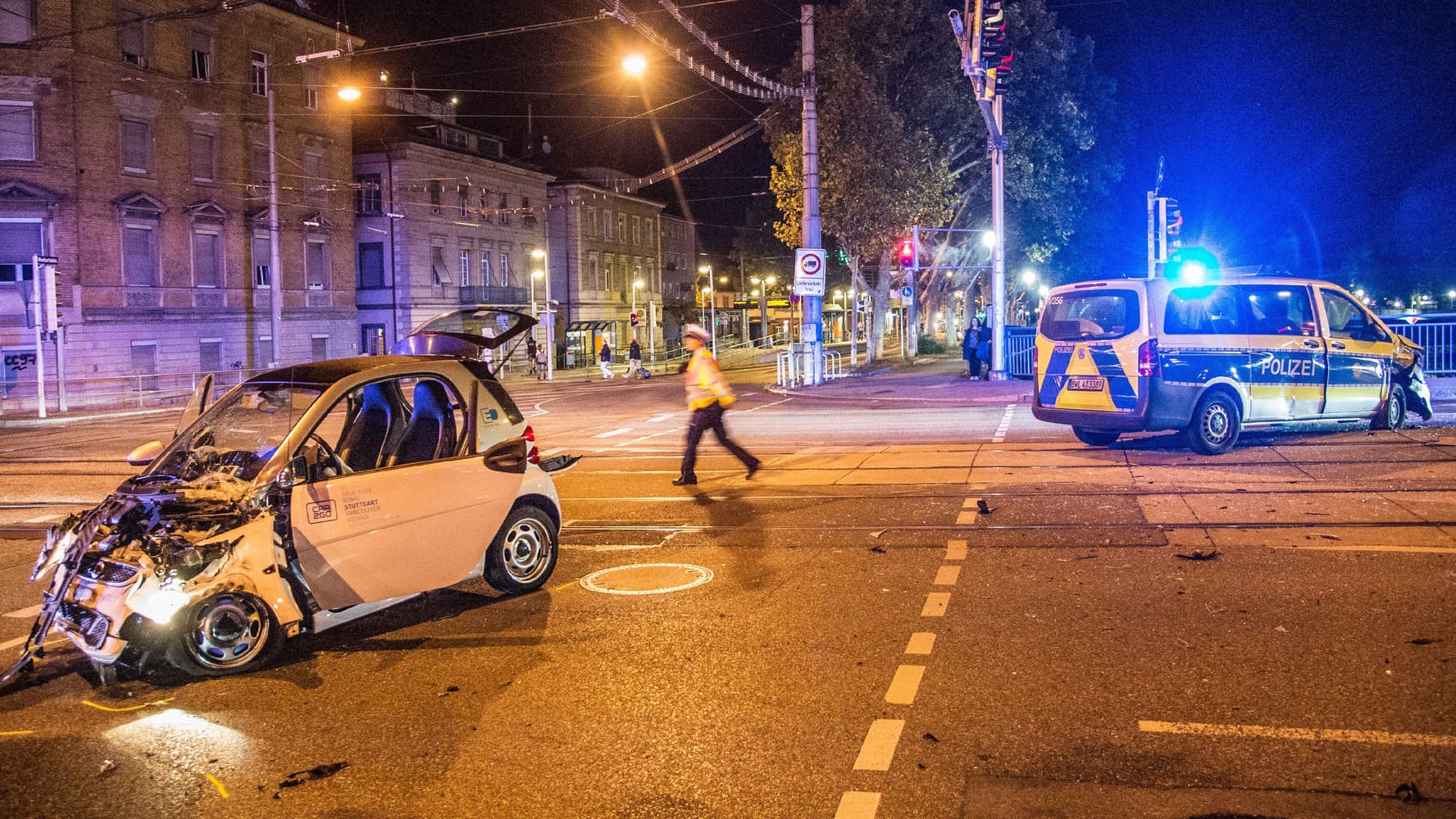 Die beschädigten Unfallautos: Vier Personen wurden bei dem Unglück verletzt. Die beschädigten Unfallautos: Vier Personen wurden bei dem Unglück verletzt.