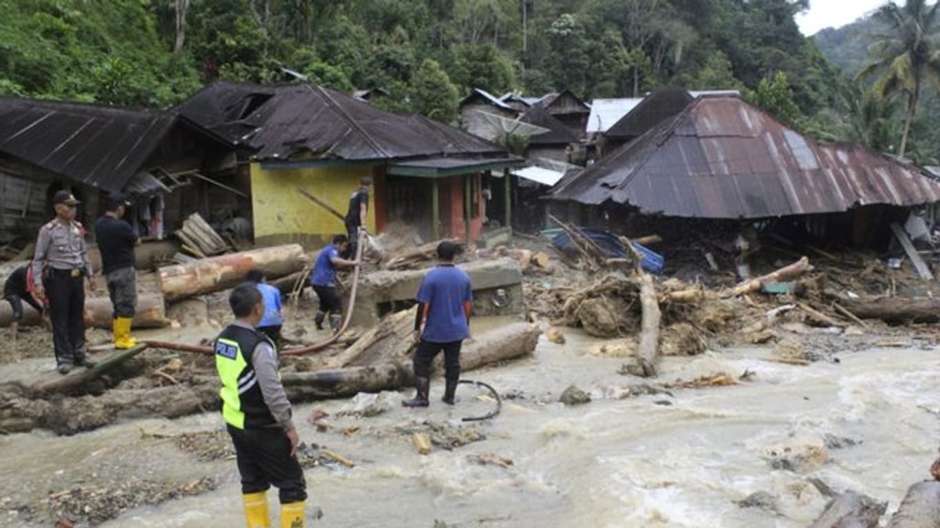 Rettungskräfte suchen nach einer Sturzflut im Bezirk Mandailing Natal nach Opfern.