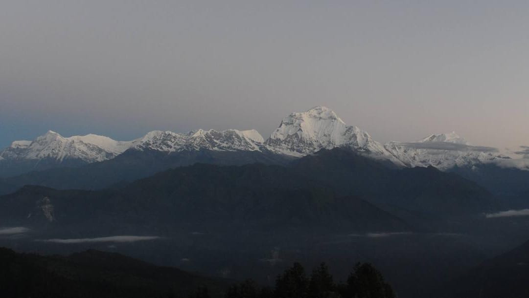 Das Himalaya-Gebrige im Westen Nepals: Die Bergsteiger warteten am Mount Gurja (ganz links) auf gutes Wetter. Das Himalaya-Gebrige im Westen Nepals: Die Bergsteiger warteten am Mount Gurja (ganz links) auf gutes Wetter.