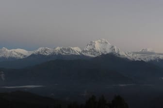 Das Himalaya-Gebrige im Westen Nepals: Die Bergsteiger warteten am Mount Gurja (ganz links) auf gutes Wetter.