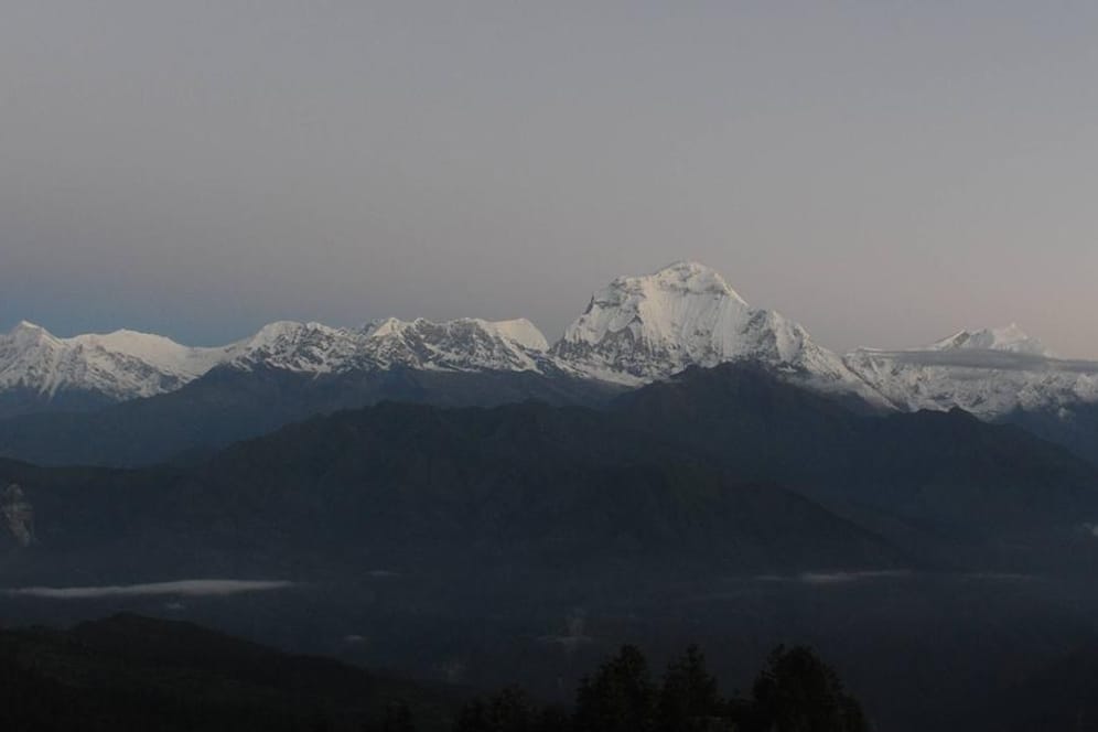 Das Himalaya-Gebrige im Westen Nepals: Die Bergsteiger warteten am Mount Gurja (ganz links) auf gutes Wetter.
