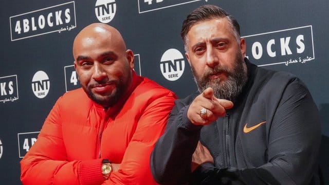 Kida Khodr Ramadan(r) muss wegen des gestiegenen Bekanntheitsgrads die Einkäufe früh am Morgen erledigen, um Ruhe zu haben. Kida Khodr Ramadan(r) muss wegen des gestiegenen Bekanntheitsgrads die Einkäufe früh am Morgen erledigen, um Ruhe zu haben.