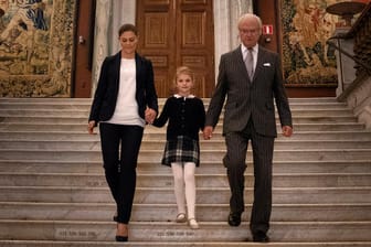 Besuch im Museum: Victoria, Estelle und Carl Gustaf von Schweden genießen einen gemeinsamen Ausflug.