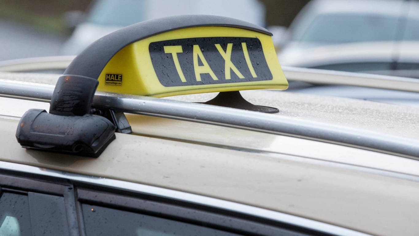 Ein Taxi: Passanten eilten der 85-jährigen Frau zur Hilfe. (Symbolbild)