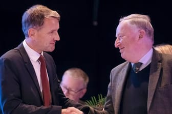 Alexander Gauland (r) gratuliert Björn Höcke nach dessen erfolgreicher Wahl zum Spitzenkandidaten für die Landtagswahl in Thüringen.