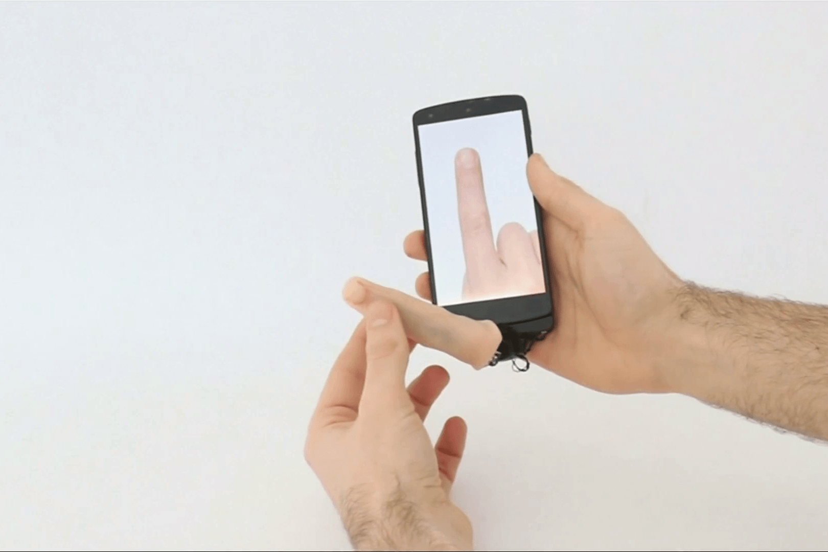 MobiLimb: Über das Gerät lässt sich unter anderem eine künstliche Haut stülpen.