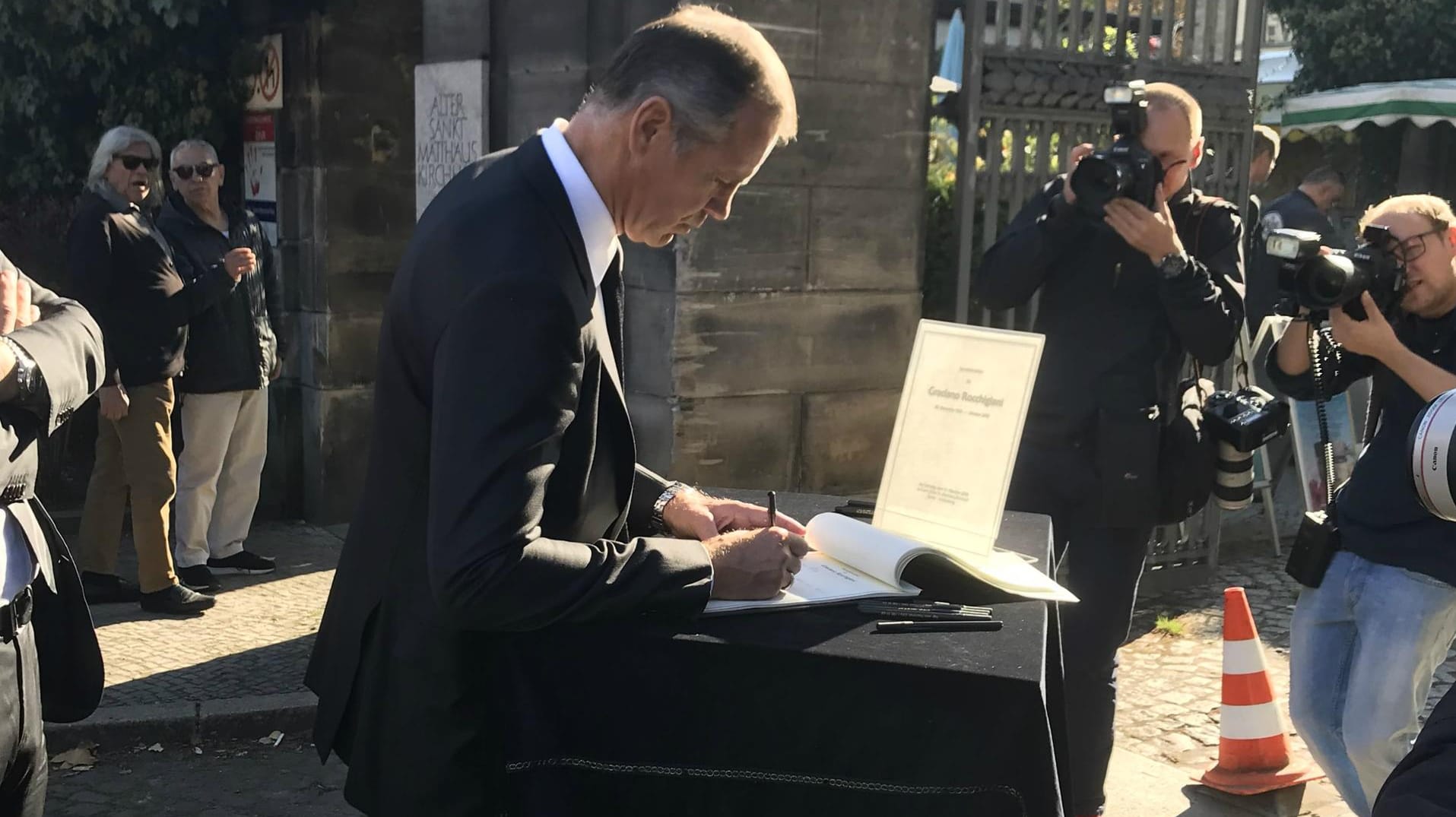 Ein sichtlich bewegter Henry Maske trägt sich im Kondolenzbuch für "Rocky" ein.