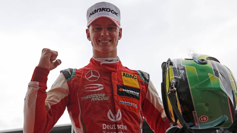 Große Freude: Mick Schumacher hat sich in seinem zweiten Jahr in der Formel 3 erstmals den Titel gesichert.