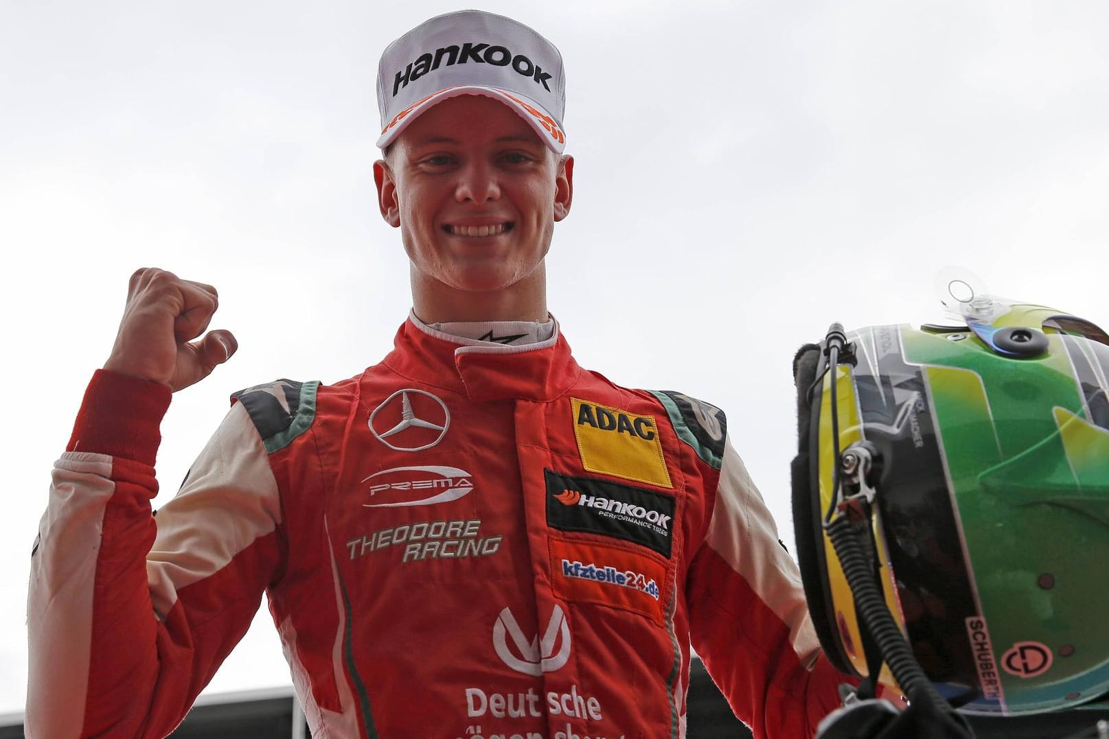 Große Freude: Mick Schumacher hat sich in seinem zweiten Jahr in der Formel 3 erstmals den Titel gesichert.