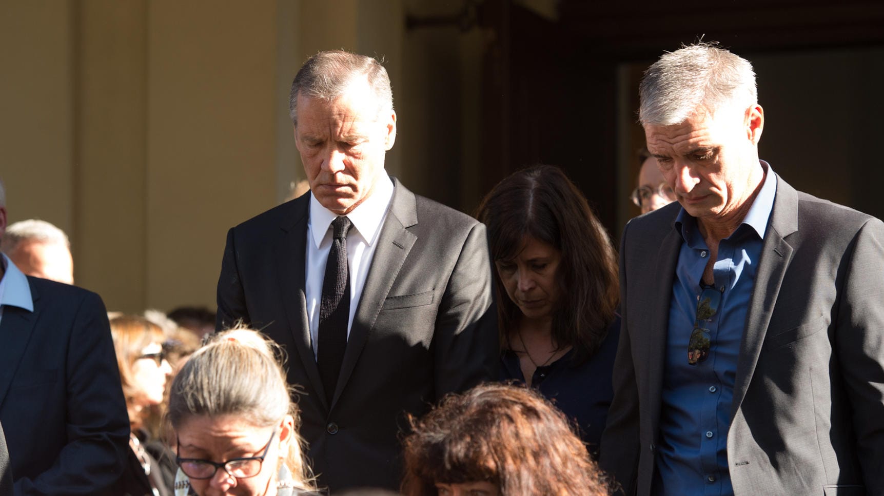 Der ehemalige Boxer Henry Maske (m.) kommt mit weiteren Trauergästen aus der Zwölf Apostel Kirche.