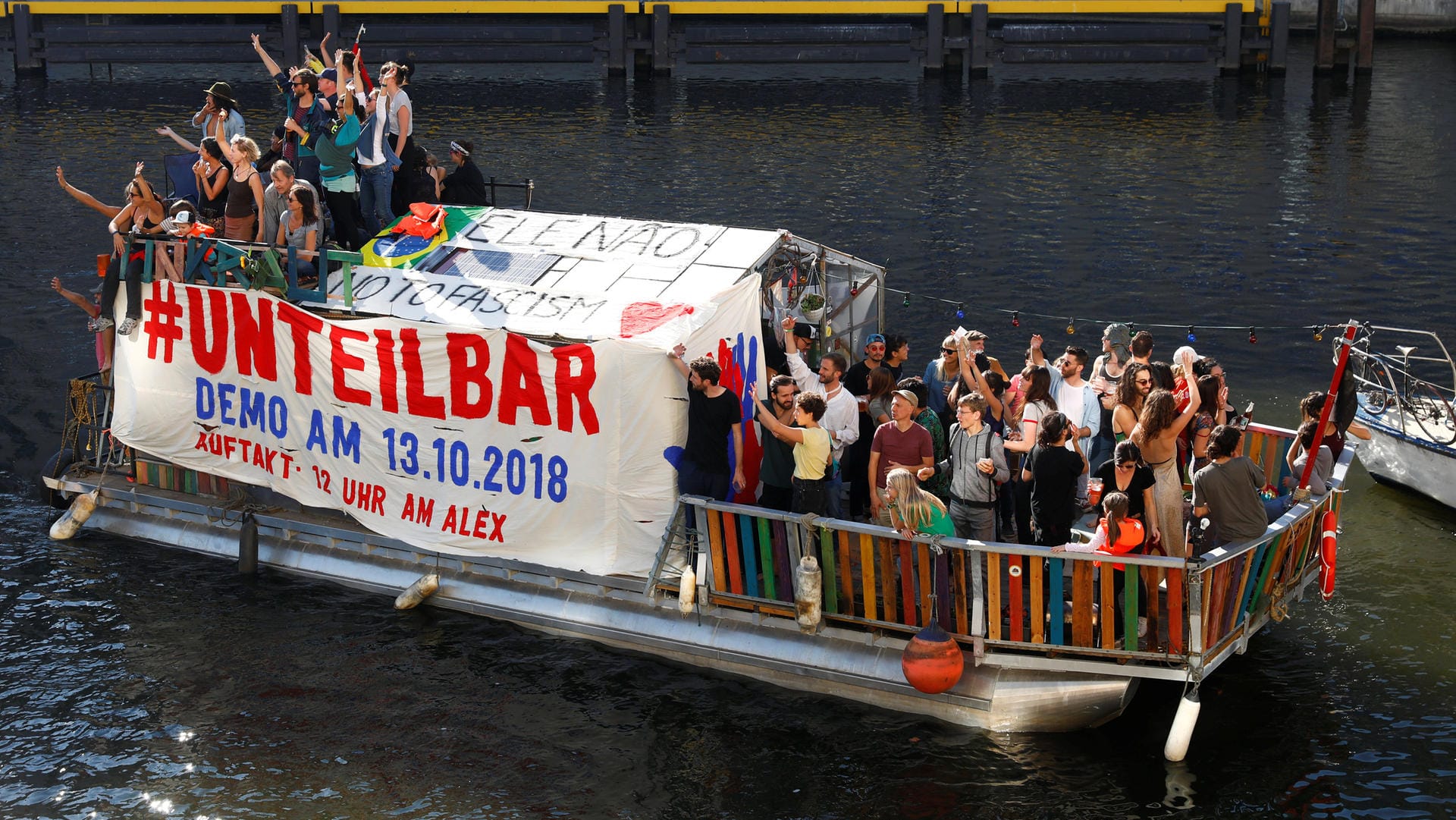 Unterstützung bekam die "Unteilbar"-Demo auch vom Wasser aus.