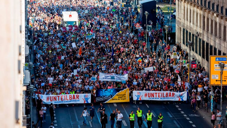 Der Zug der Demonstration gegen Rassismus und Rechtsruck mit dem Motto "Unteilbar" geht über die Leipziger Straße.