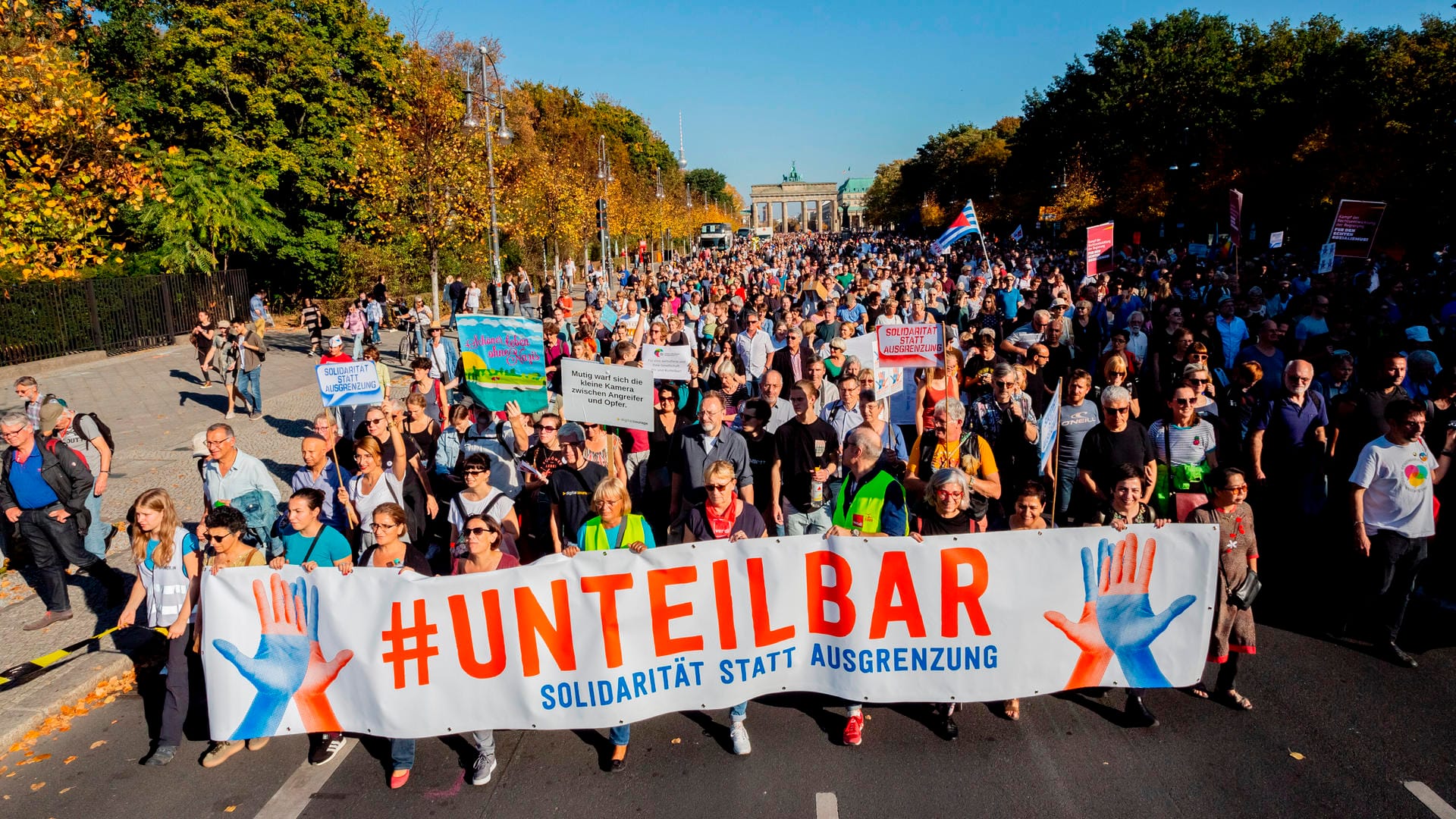 Der Zug der Demonstration gegen Rassismus und Rechtsruck mit dem Motto "Unteilbar" zieht vor dem Brandenburger Tor auf der Straße des 17. Juni Richtung Siegessäule.