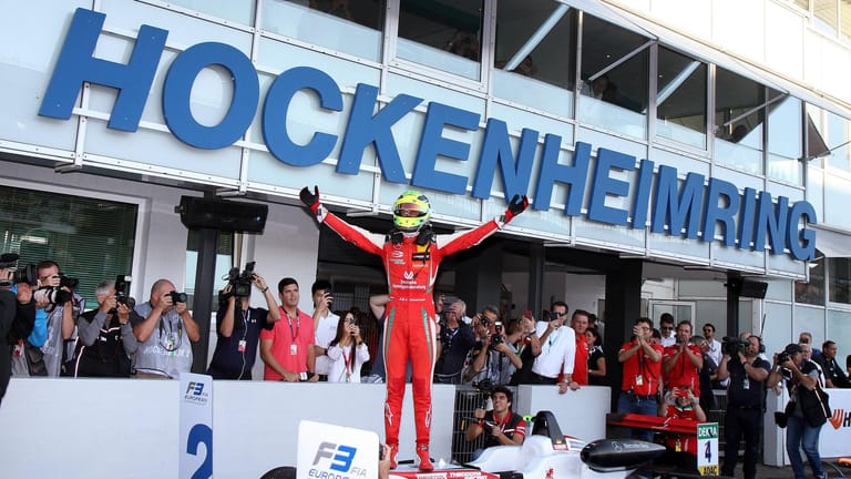 Unter dem Jubel der zahlreichen deutschen Fans in Hockenheim sicherte sich Mick Schumacher vorzeitig den Titel in der europäischen Formel 3.