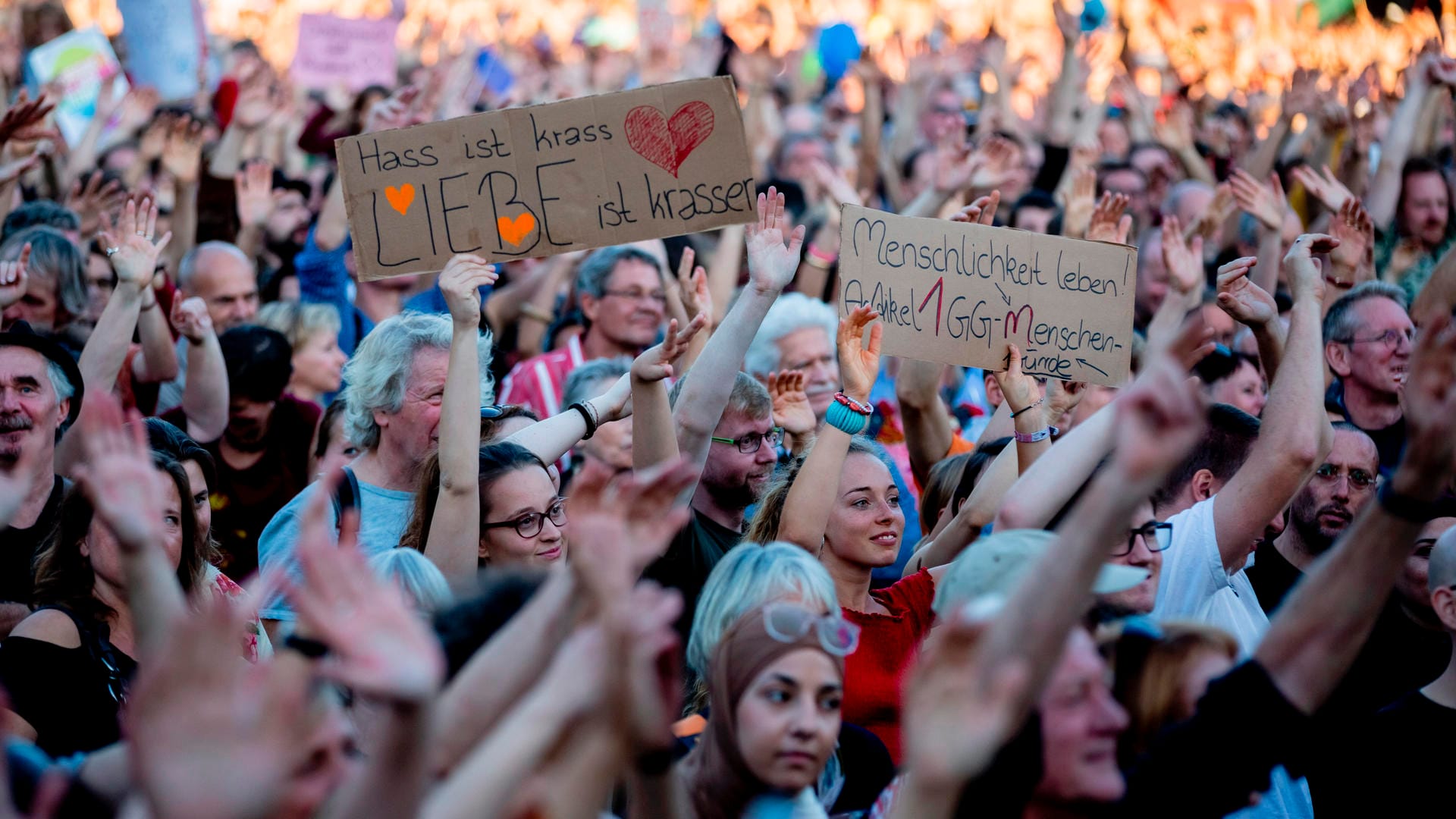 "Hass ist krass, Liebe ist krasser" steht bei der Abschlusskundgebung der Demonstration gegen Rassismus und Rechtsruck mit dem Motto "Unteilbar" vor der Berliner Siegessäule auf einem Schild.