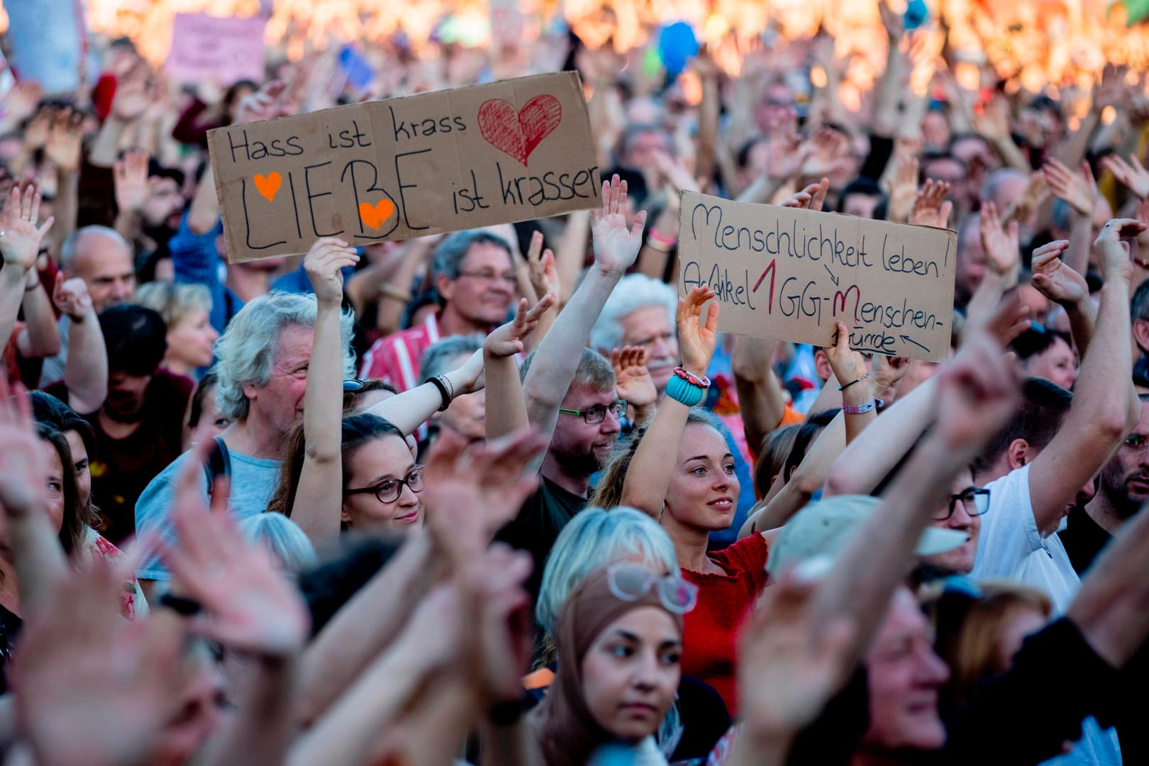 "Hass ist krass, Liebe ist krasser" steht bei der Abschlusskundgebung der Demonstration gegen Rassismus und Rechtsruck mit dem Motto "Unteilbar" vor der Berliner Siegessäule auf einem Schild.