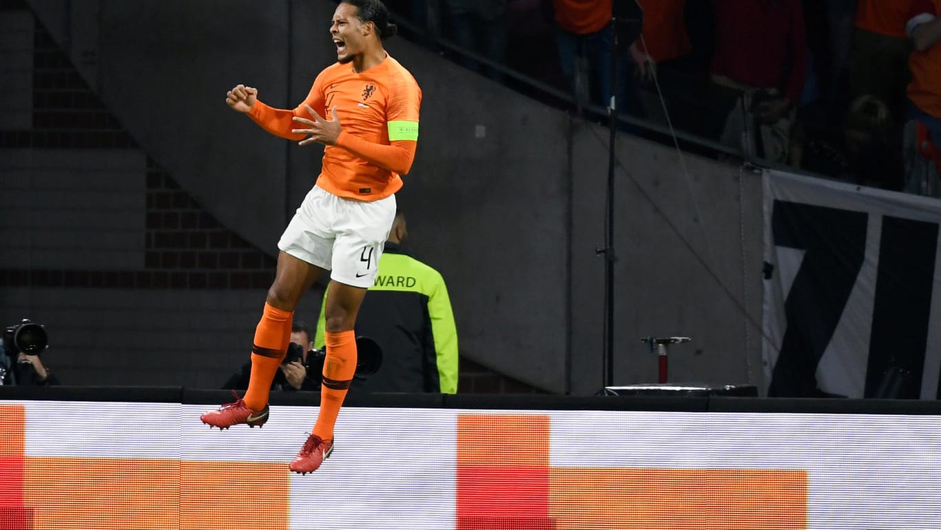 Jubelsprung: Virgil van Dijk nach dem 1:0 für die Niederländer.