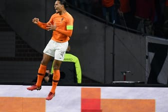 Jubelsprung: Virgil van Dijk nach dem 1:0 für die Niederländer.