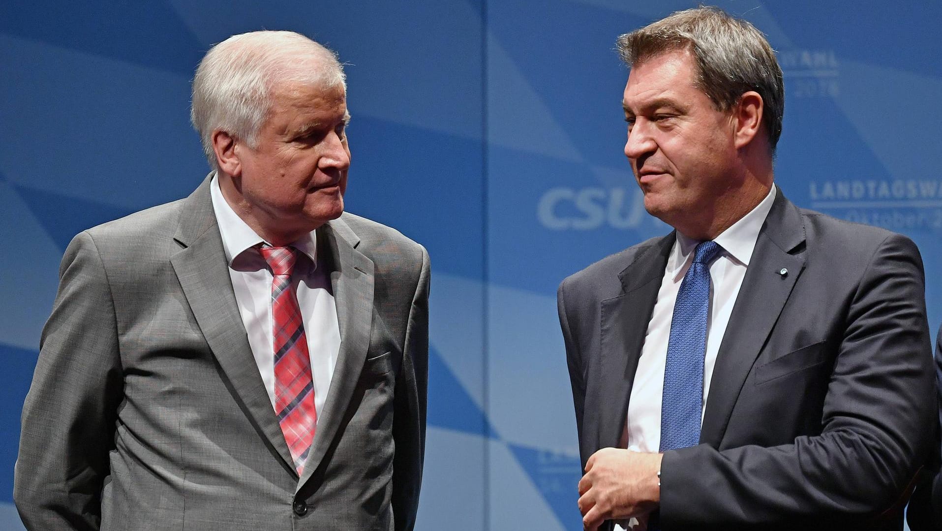 Markus Söder und Horst Seehofer sitzen während einer Wahlkampfkundgebung im Stadttheater: Die CSU steht vor der Landtagswahl in Bayern vor Verlust der absoluten Mehrheit. Markus Söder und Horst Seehofer sitzen während einer Wahlkampfkundgebung im Stadttheater: Die CSU steht vor der Landtagswahl in Bayern vor Verlust der absoluten Mehrheit.