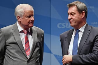 Markus Söder und Horst Seehofer sitzen während einer Wahlkampfkundgebung im Stadttheater: Die CSU steht vor der Landtagswahl in Bayern vor Verlust der absoluten Mehrheit.